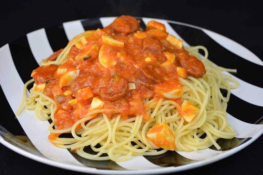 Espaguetis con chorizo y salsa picante
