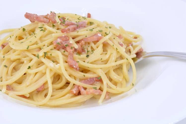 Espaguetis con salsa de queso, rápidos y deliciosos