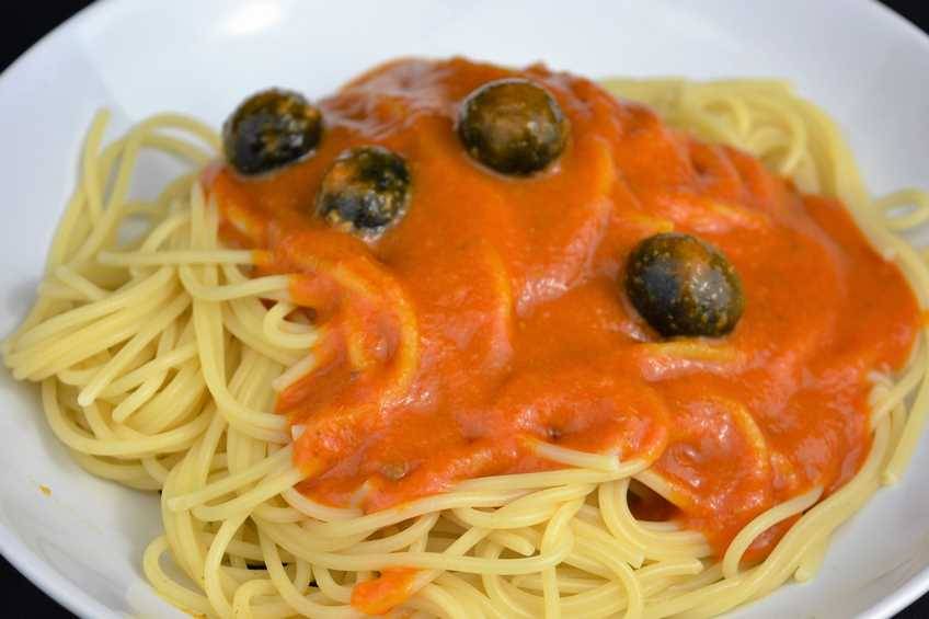 Espaguetis con salsa putanesca