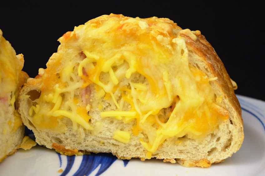 Pan con beicon y queso